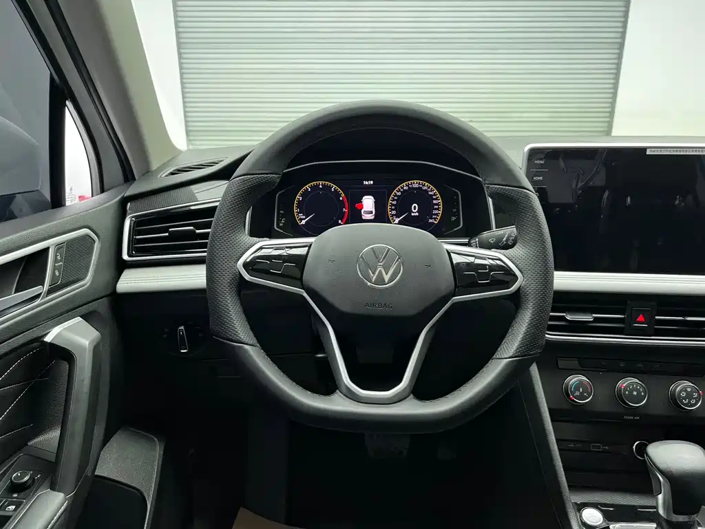 Volkswagen Tiguan L 2023 — фото 10
