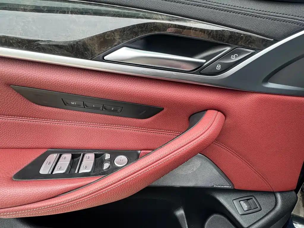 BMW 5 Series 2018 — фото 18