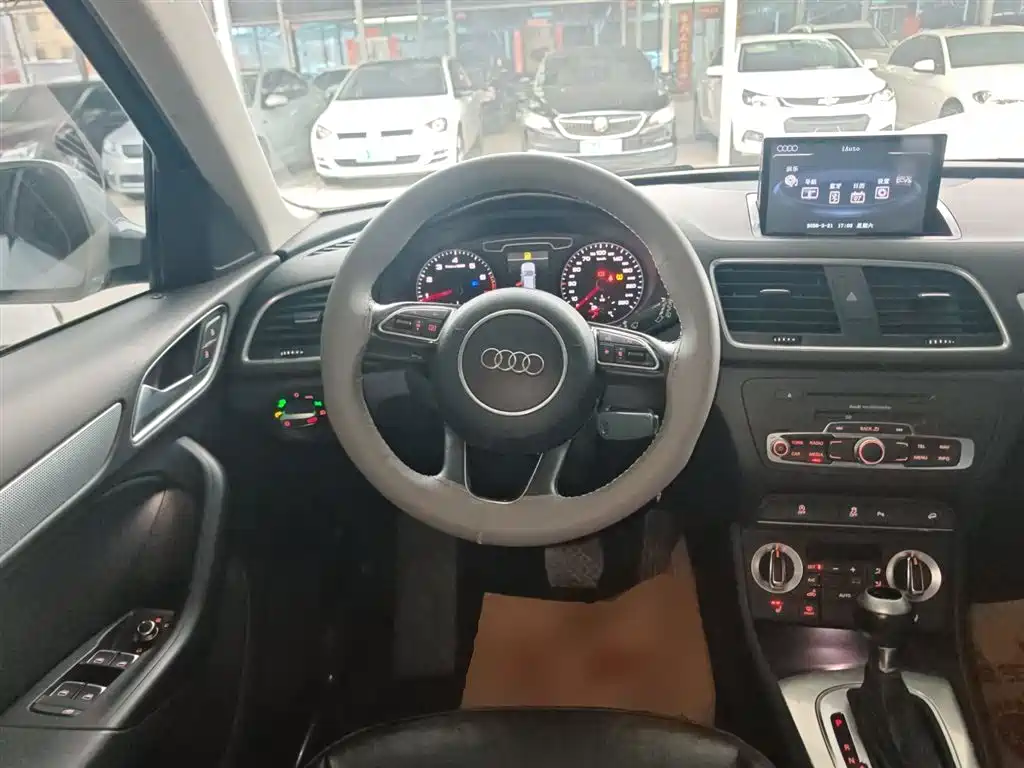 Audi Q3 2015 — фото 11