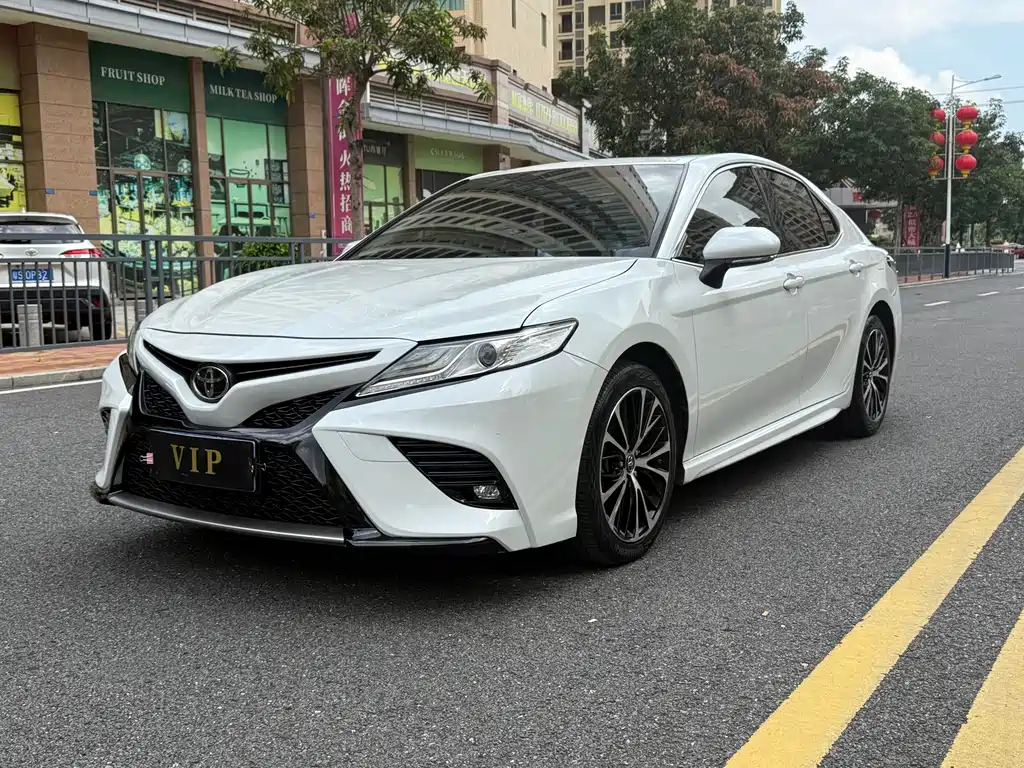 Toyota Camry 2020 — фото 1