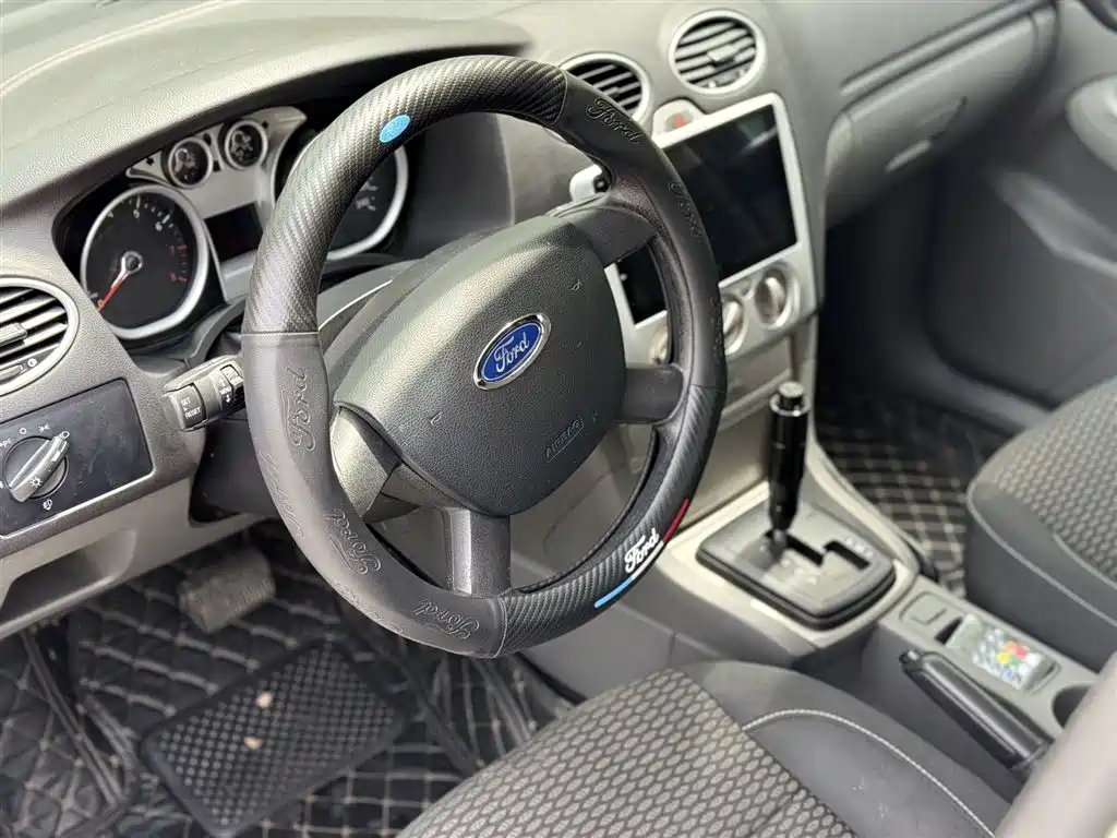 Ford Focus 2015 — фото 8
