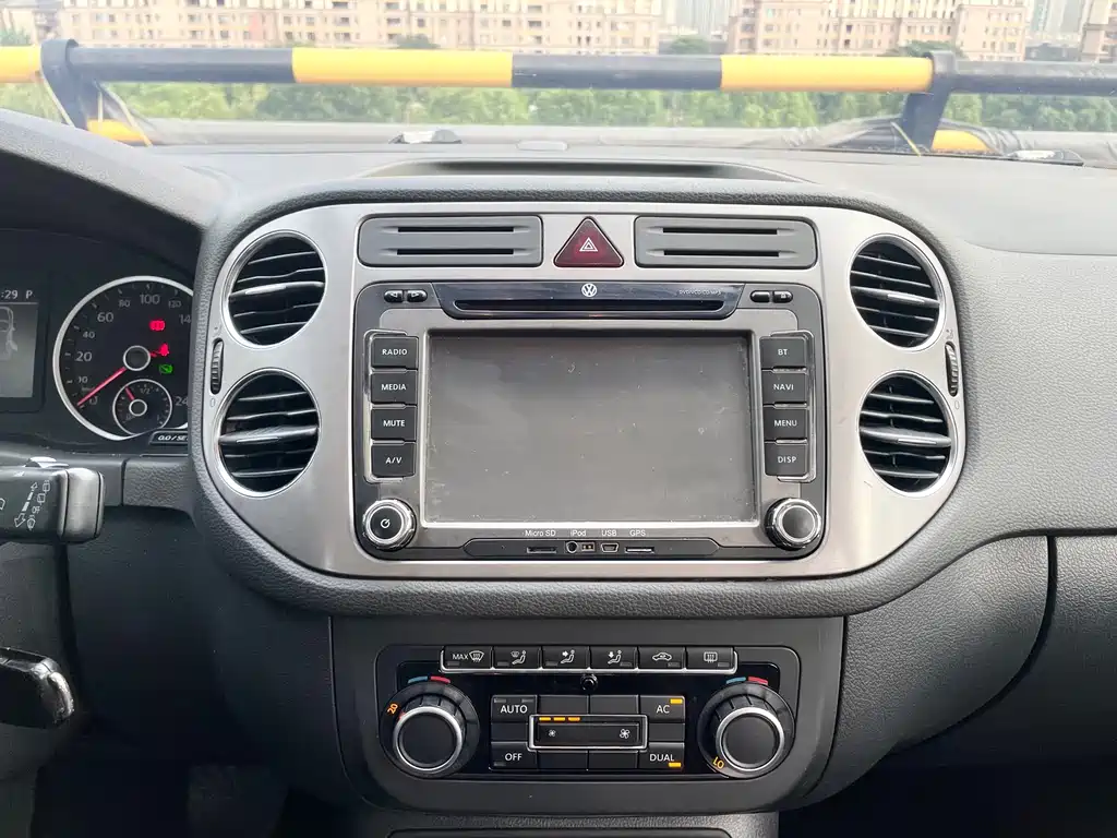 Volkswagen Tiguan 2011 — фото 13