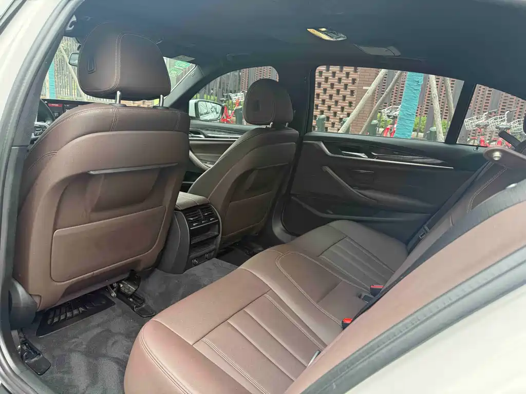 BMW 5 Series 2019 — фото 16