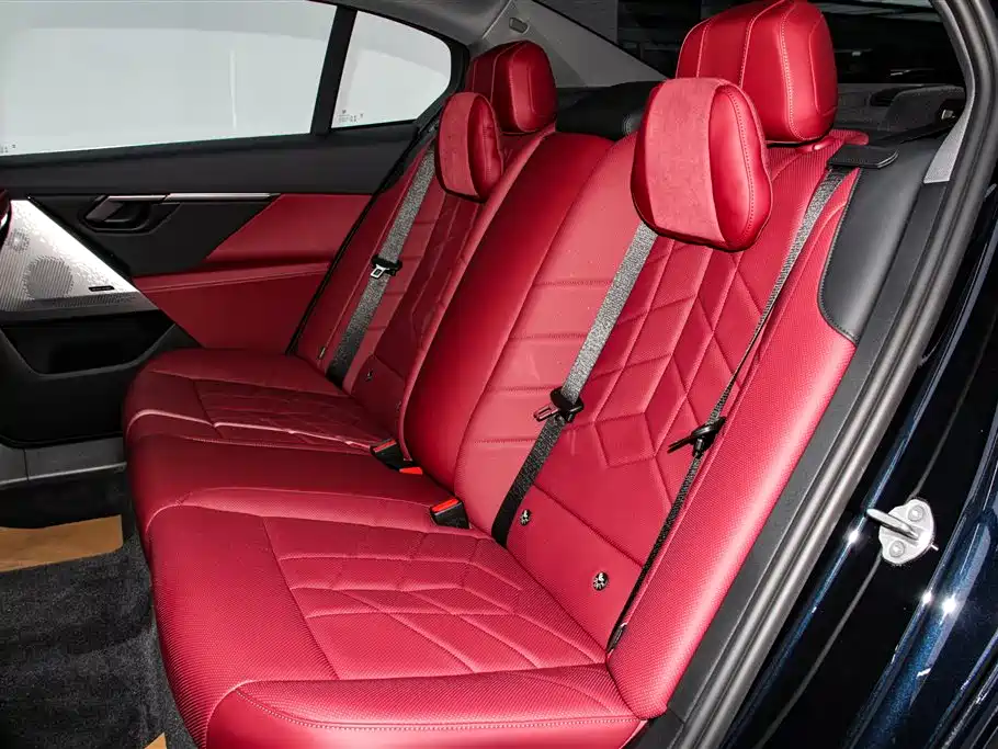 BMW 5 Series 2025 — фото 19