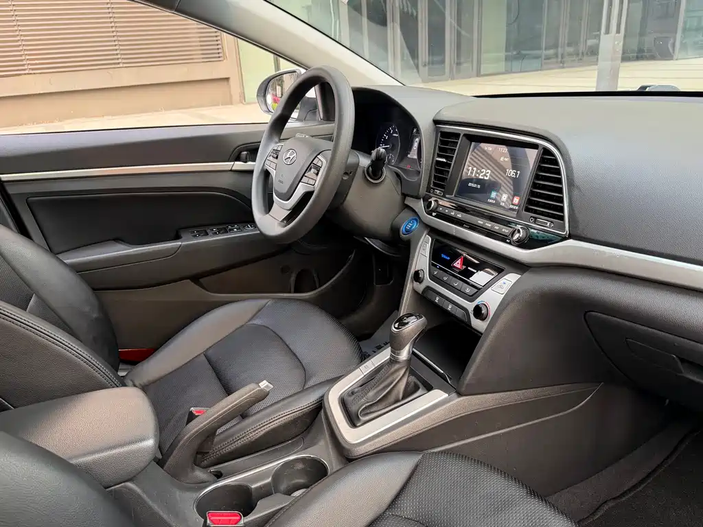Hyundai Elantra 2017 — фото 15