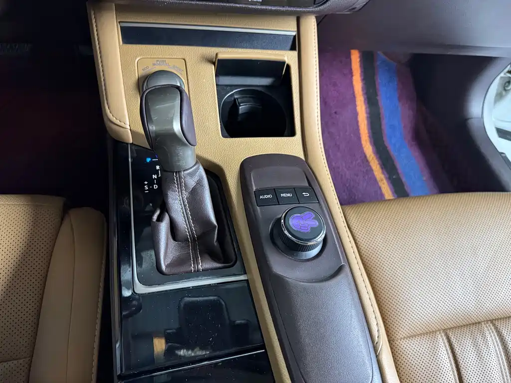 Lexus ES 2018 — фото 9