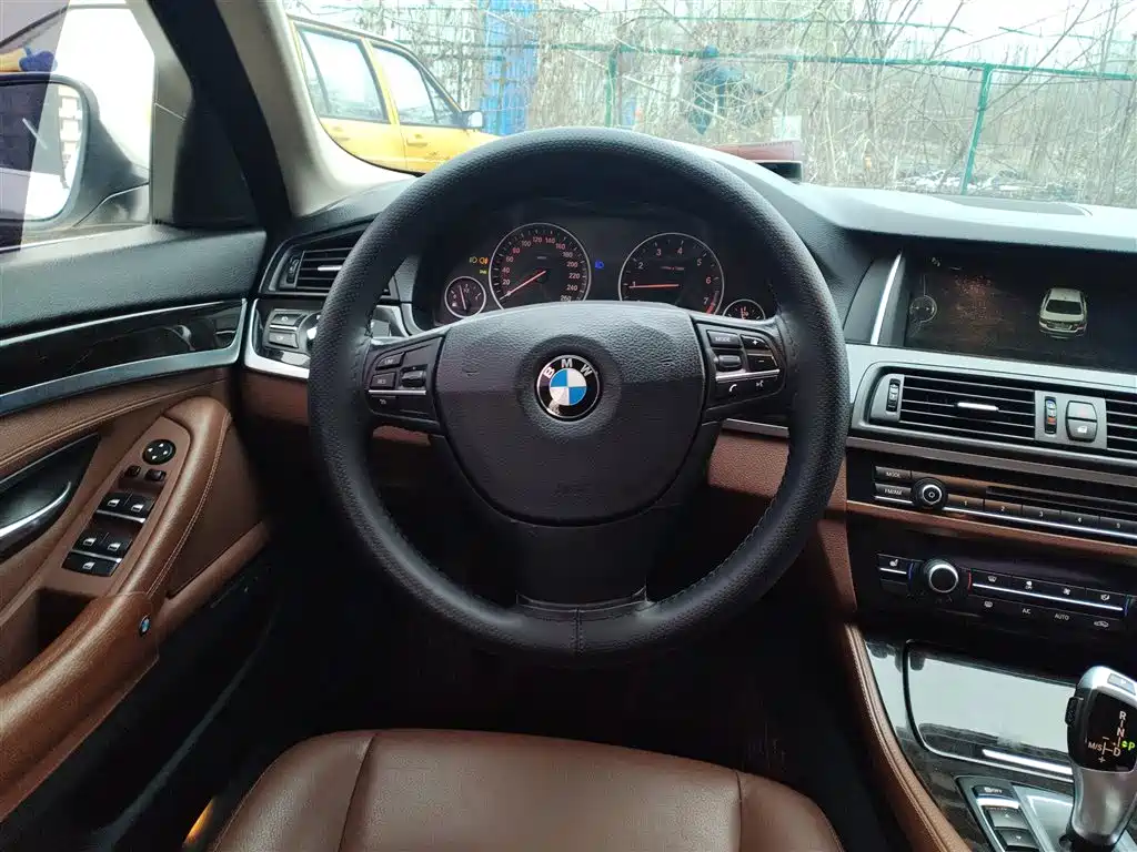BMW 5 Series 2015 — фото 11