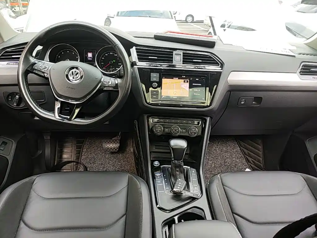 Volkswagen Tiguan L 2018 — фото 10