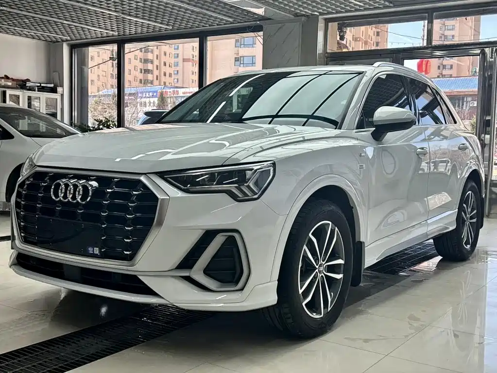 Audi Q3 2022 — фото 1