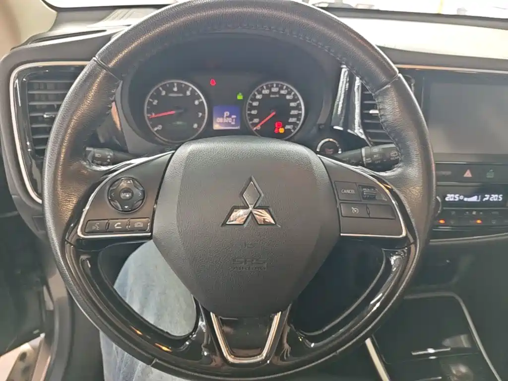 Mitsubishi Outlander 2018 — фото 11