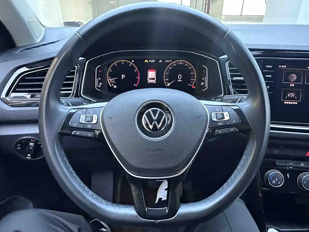 Volkswagen T-Roc 2023 — фото 12
