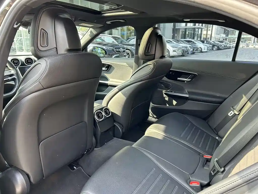 Mercedes-Benz C-Class 2023 — фото 12