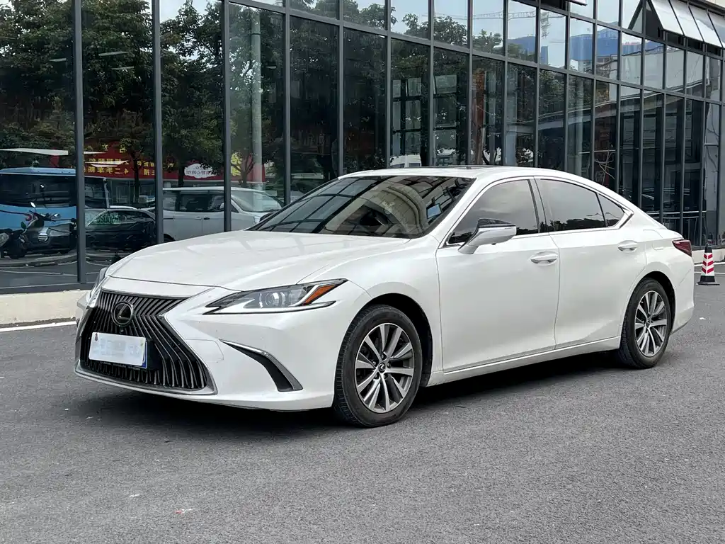Lexus ES 2021 — фото 1