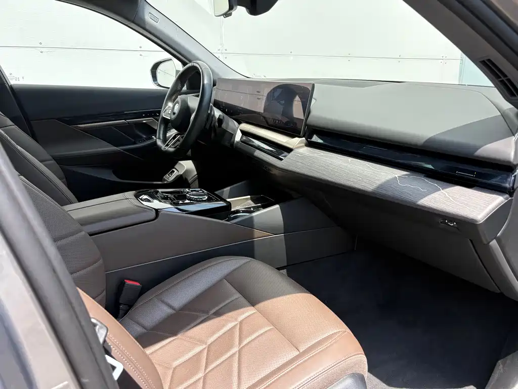 BMW 5 Series 2025 — фото 14