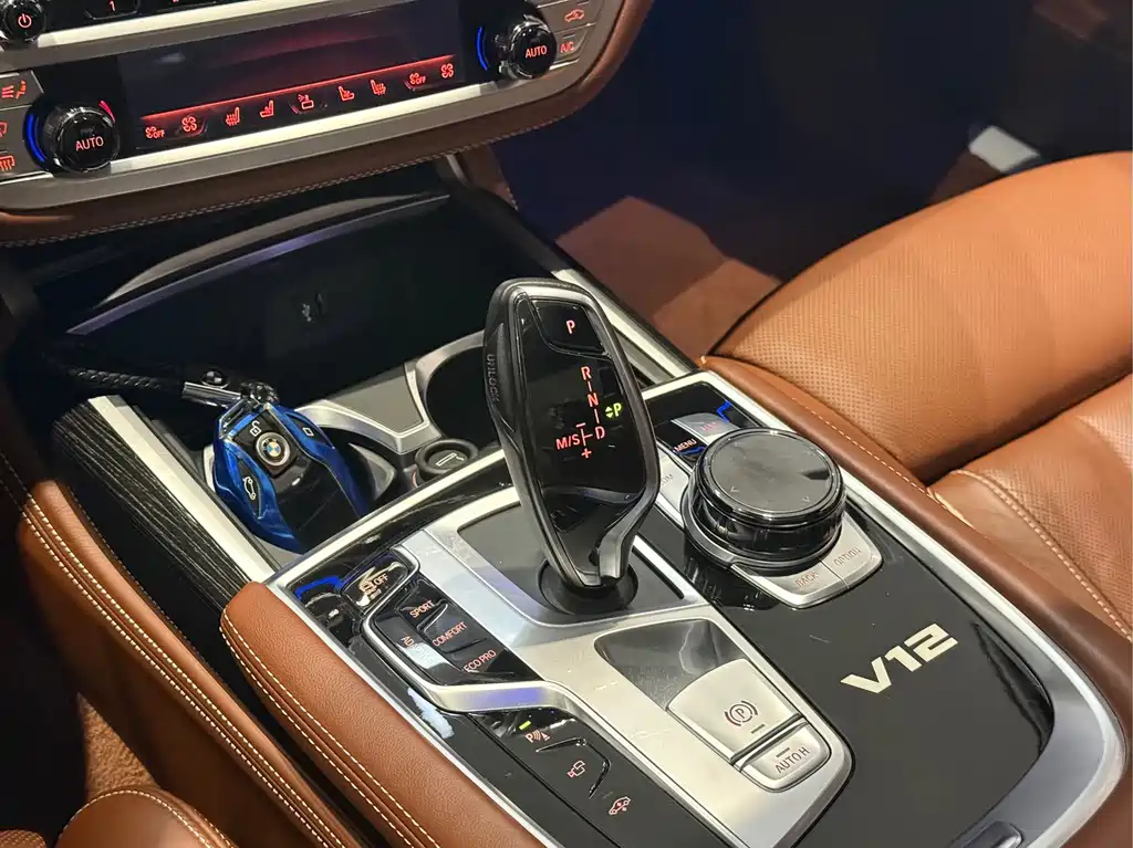 BMW 7 Series 2017 — фото 15
