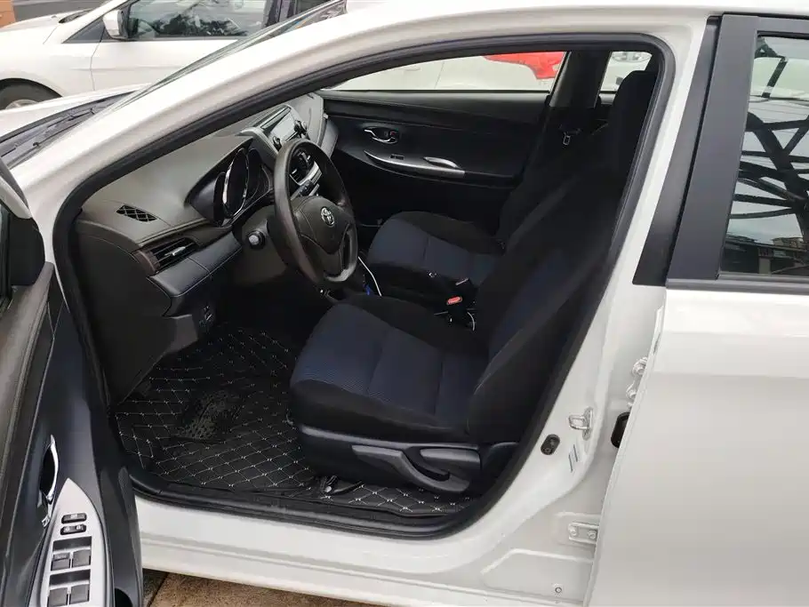 Toyota Yaris L 2015 — фото 9