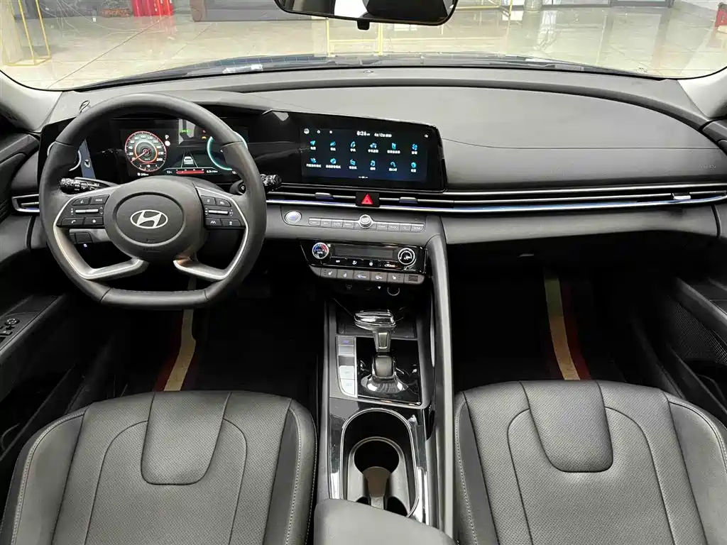Hyundai Elantra 2023 — фото 2