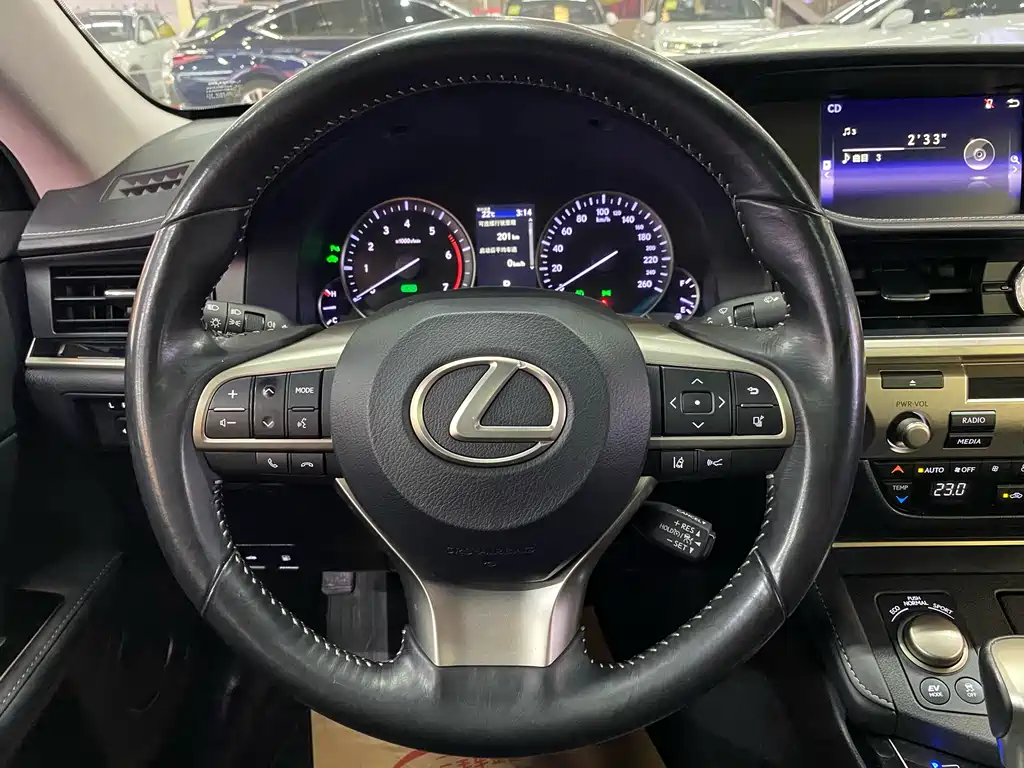 Lexus ES 2017 — фото 10