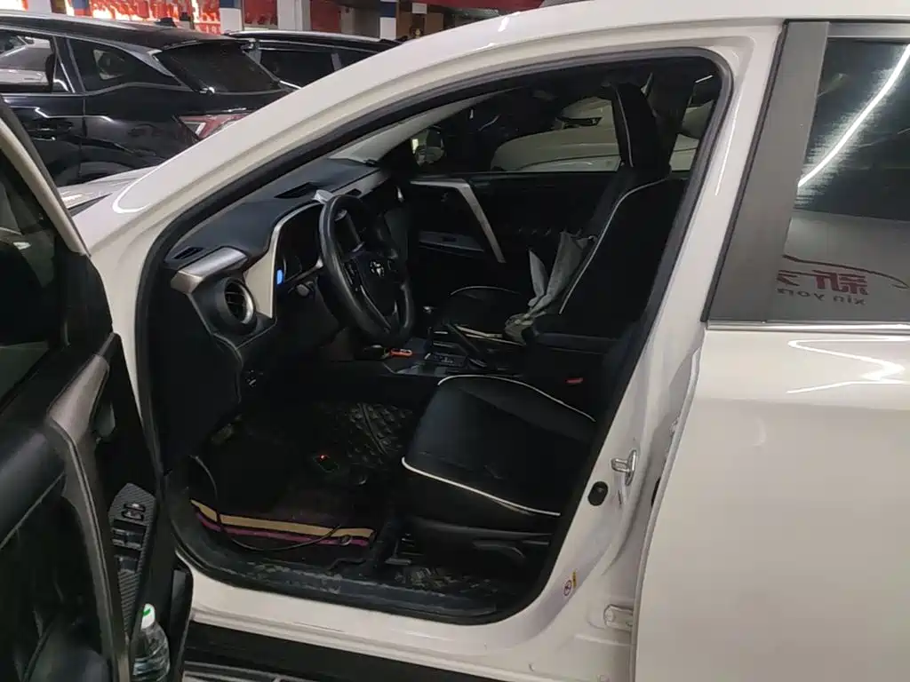 Toyota RAV4 2016 — фото 15