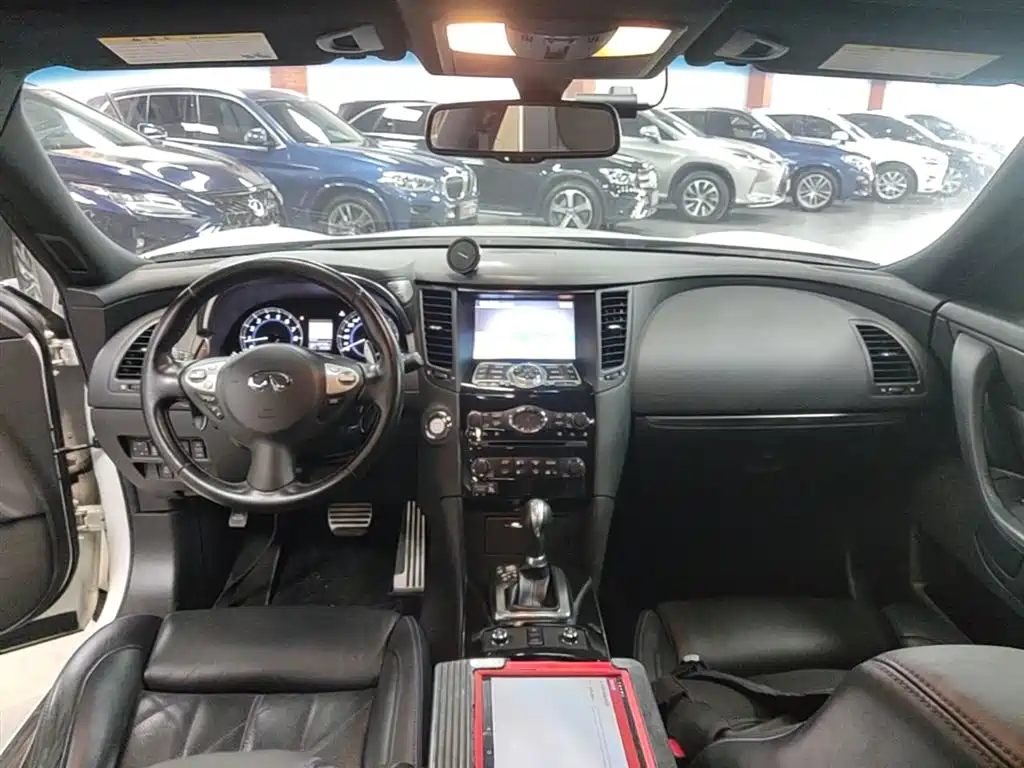 Infiniti QX70 2018 — фото 10