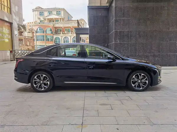 Hongqi E-QM5 2025