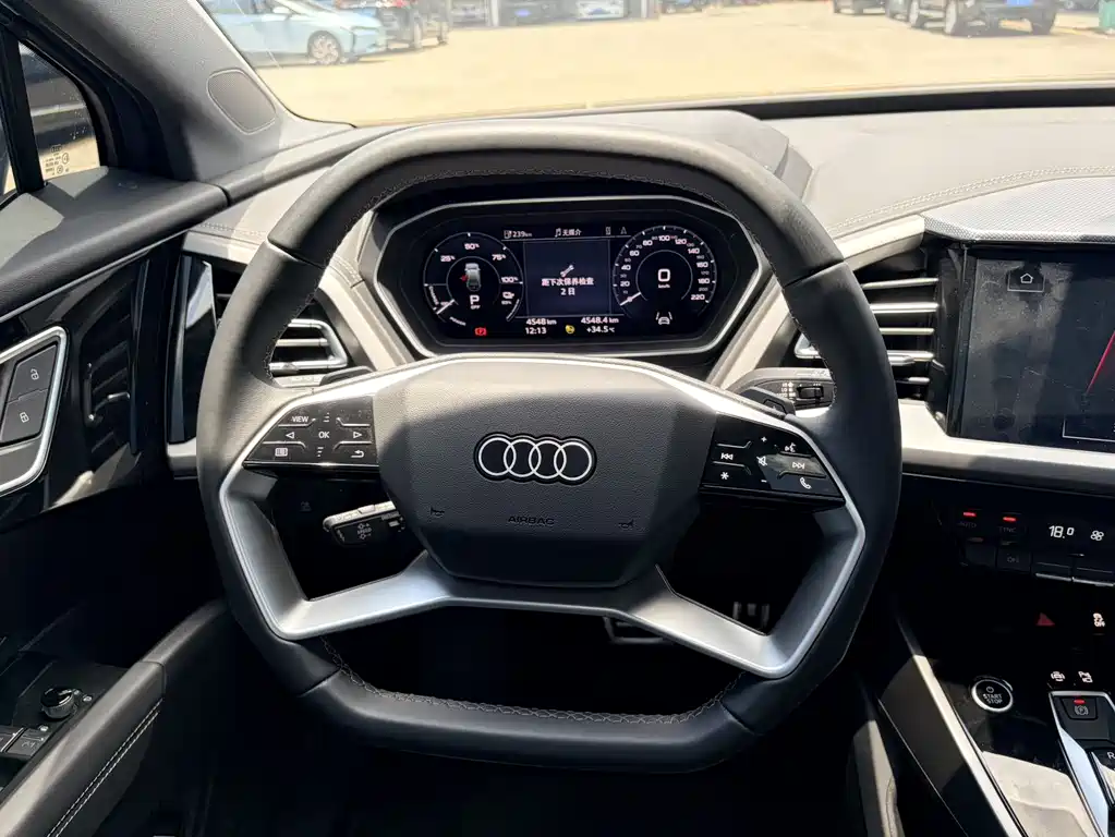 Audi Q4 e-tron 2025 — фото 12