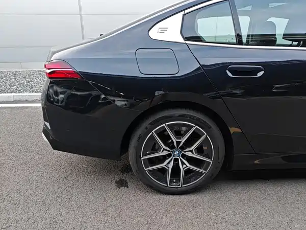 BMW i5 2025