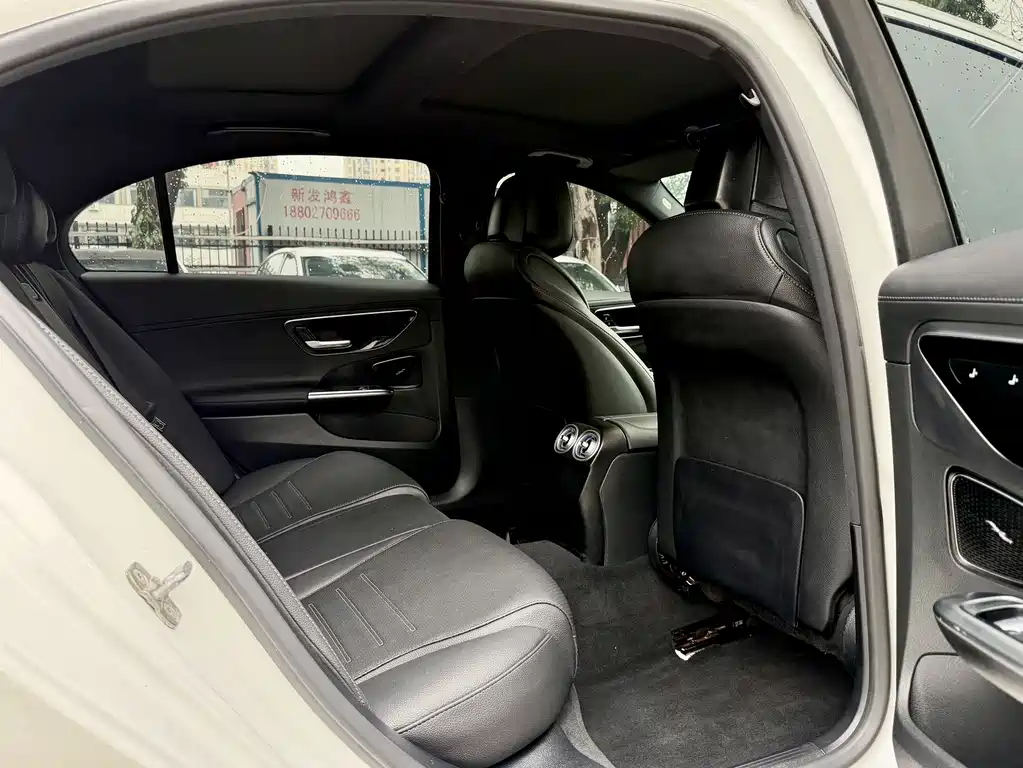 Mercedes-Benz C-Class 2025 — фото 15