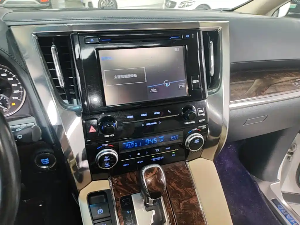 Toyota Alphard 2018 — фото 13