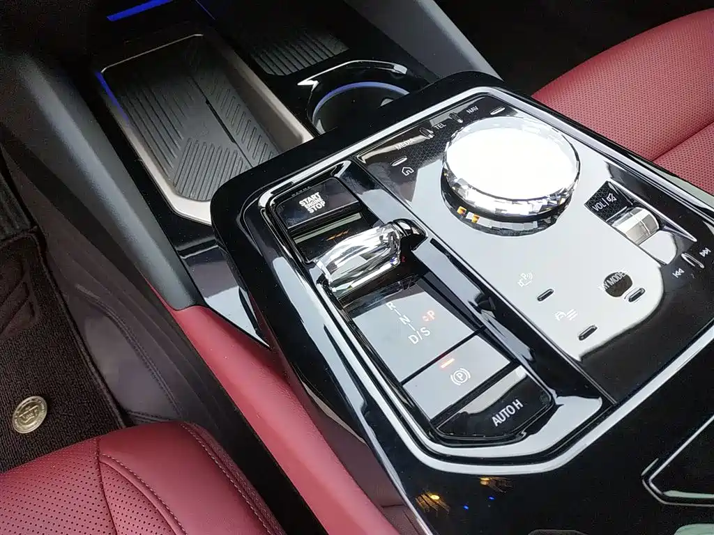 BMW 5 Series 2025 — фото 10