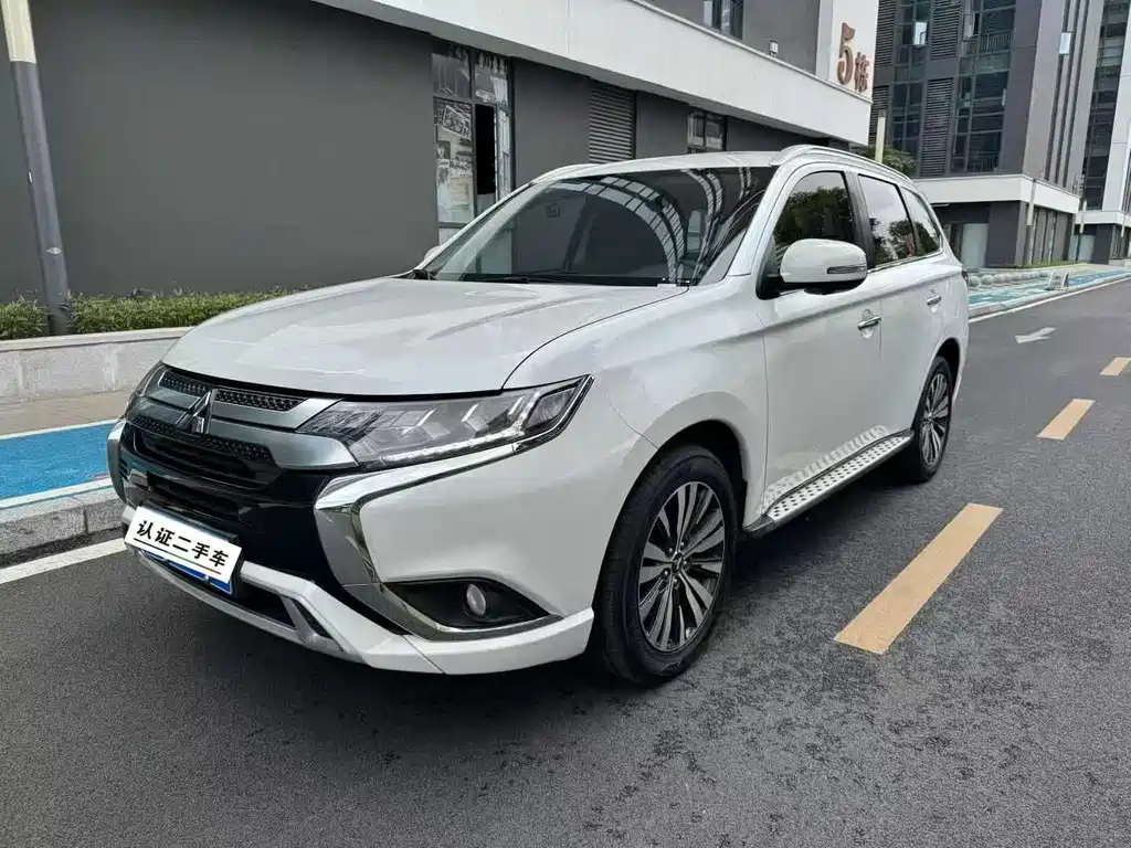 Mitsubishi Outlander 2021 — фото 1