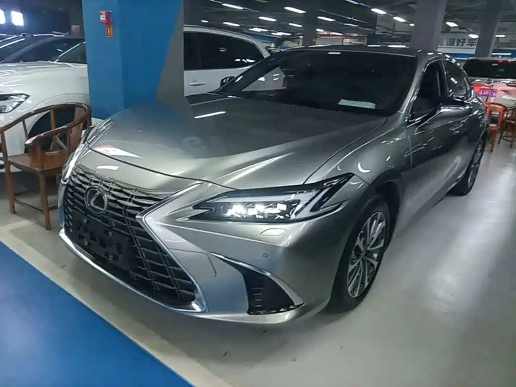 Lexus ES 2025