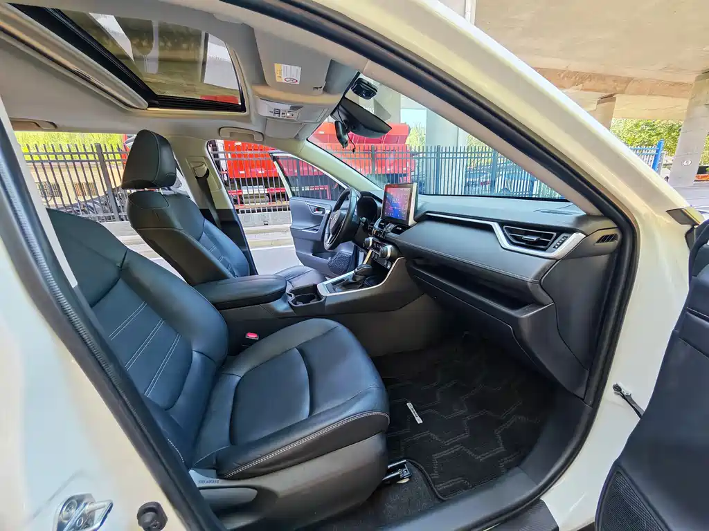 Toyota RAV4 2021 — фото 10