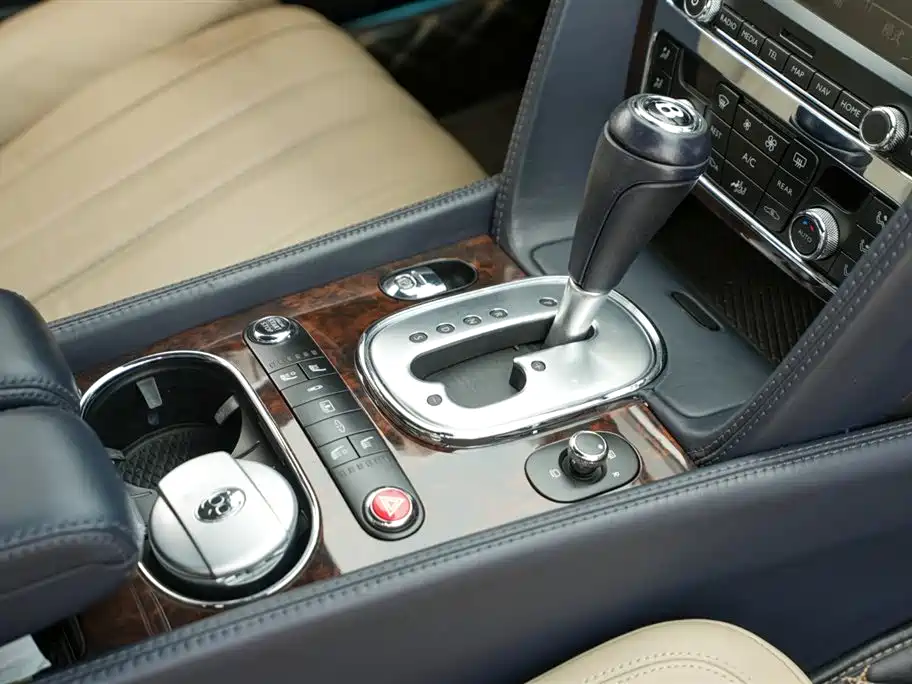 Bentley Flying Spur 2015 — фото 15