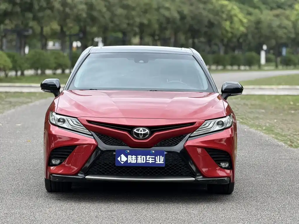 Toyota Camry 2018 — фото 2