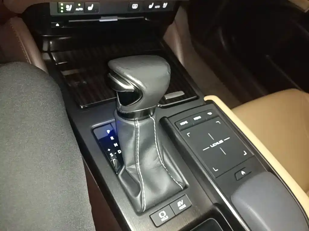 Lexus ES 2018 — фото 14