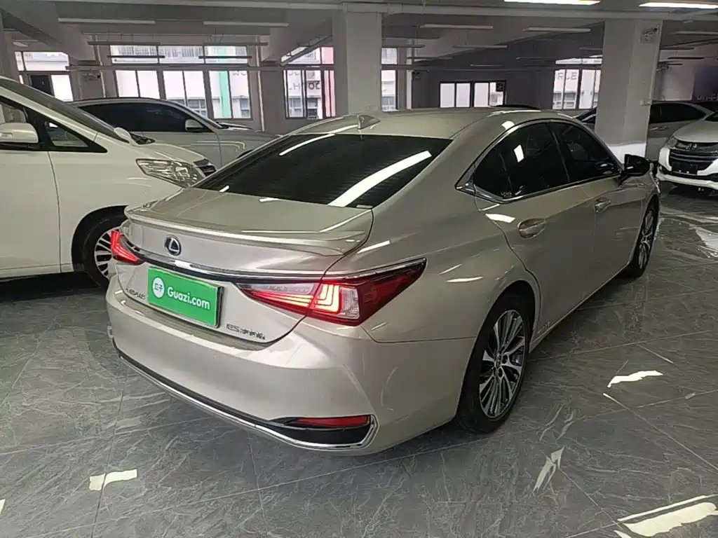 Lexus ES 2018 — фото 7