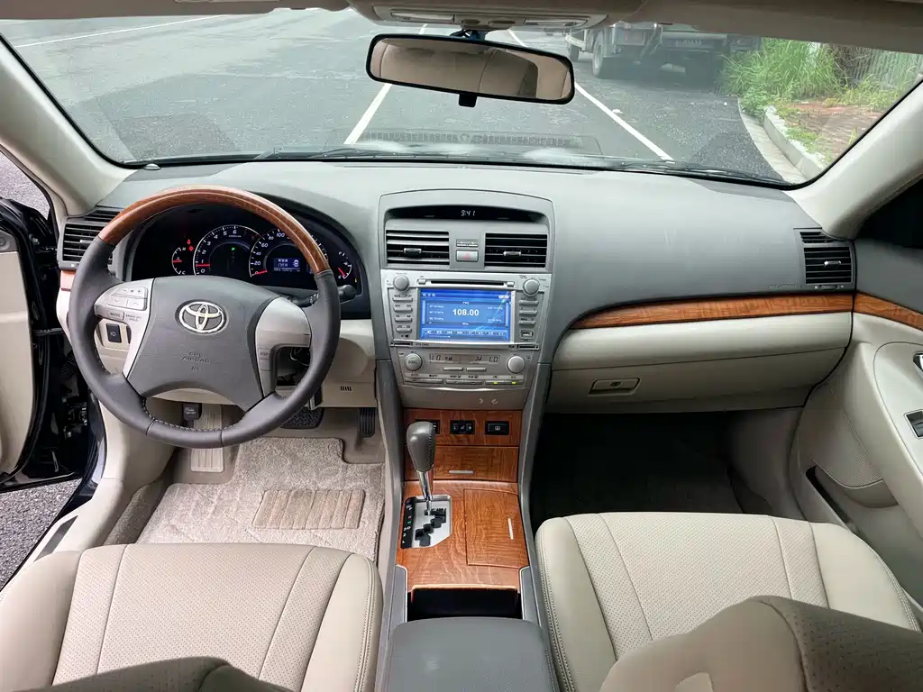 Toyota Camry 2010 — фото 18