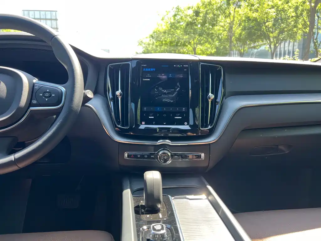 Volvo XC60 2022 — фото 12