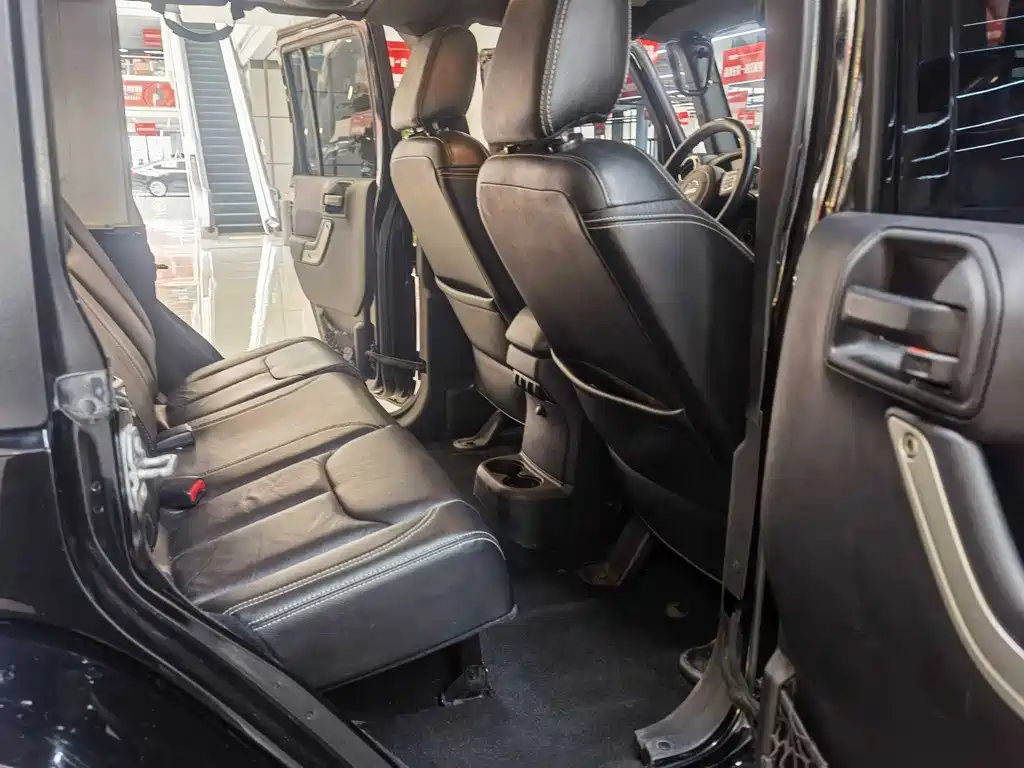 Jeep Wrangler 2016 — фото 11