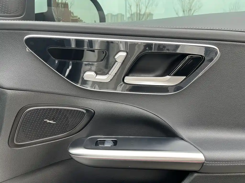 Mercedes-Benz C-Class 2025 — фото 13