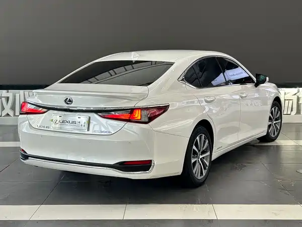 Lexus ES 2020