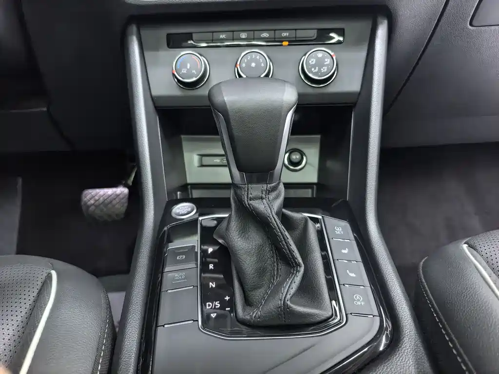 Volkswagen Tiguan L 2023 — фото 12