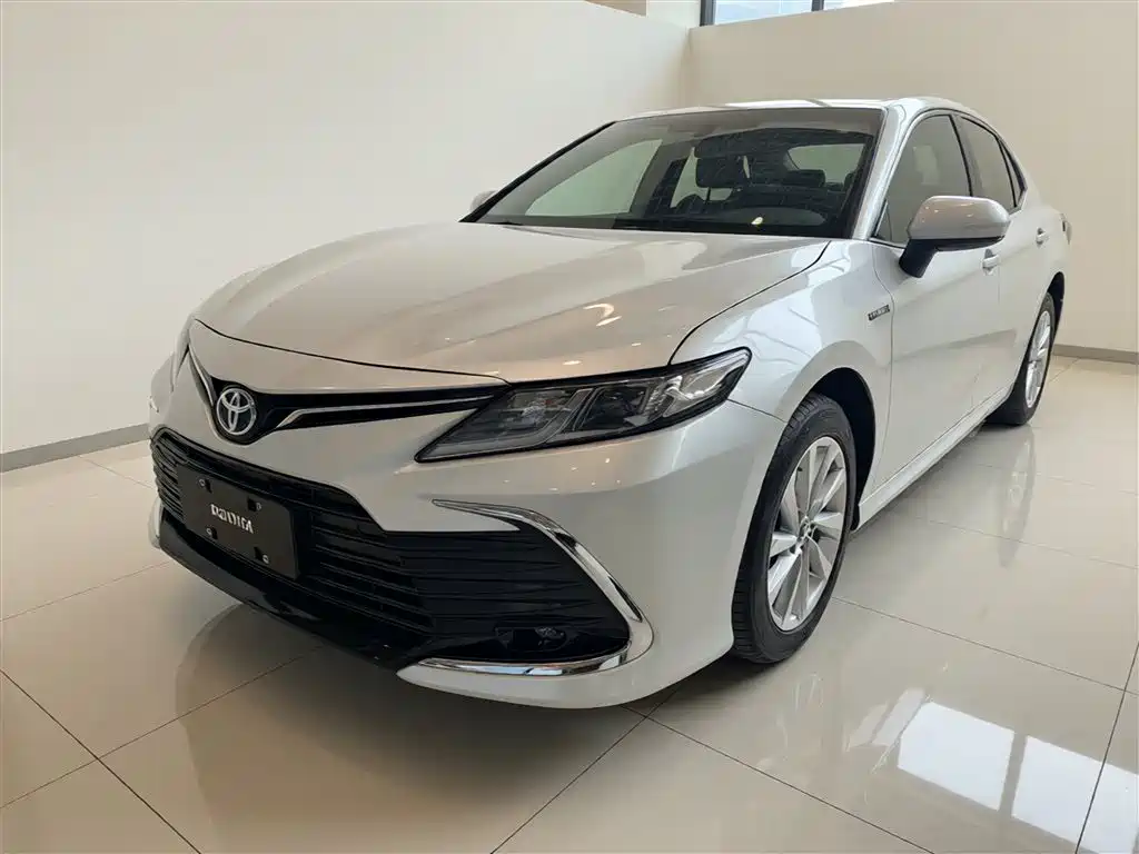 Toyota Camry 2024 — фото 2