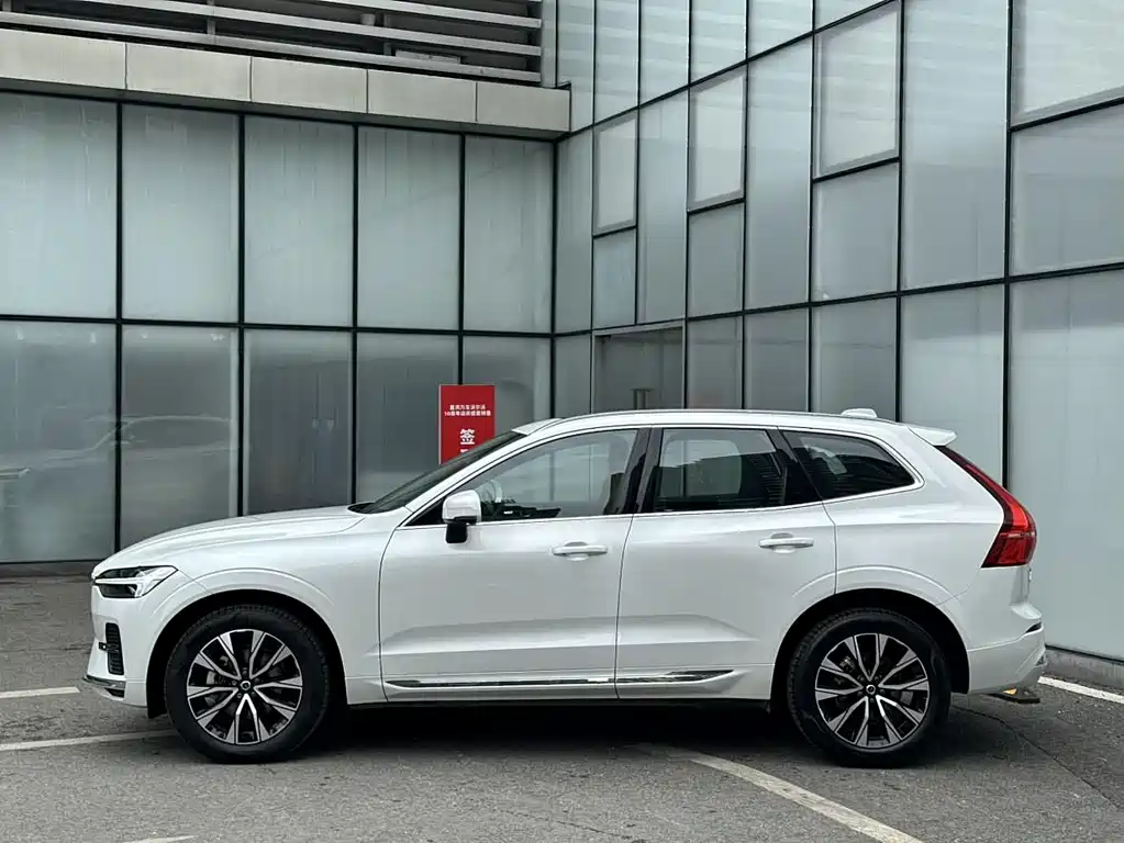 Volvo XC60 2023 — фото 3