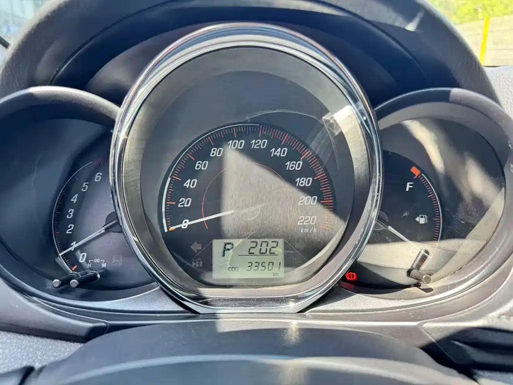 Toyota Yaris L 2020 — фото 11