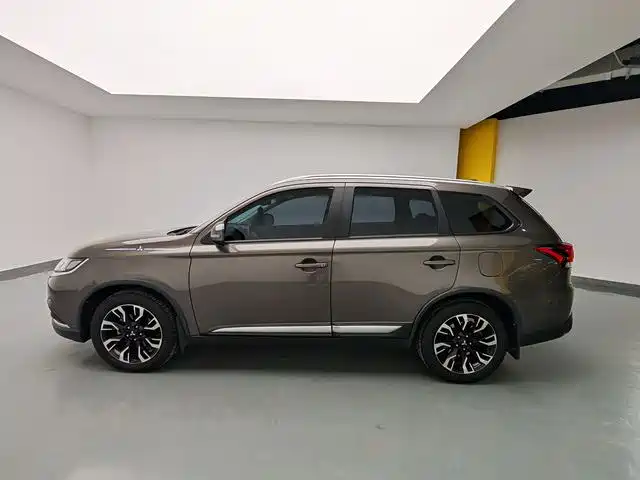Mitsubishi Outlander 2020 — фото 11