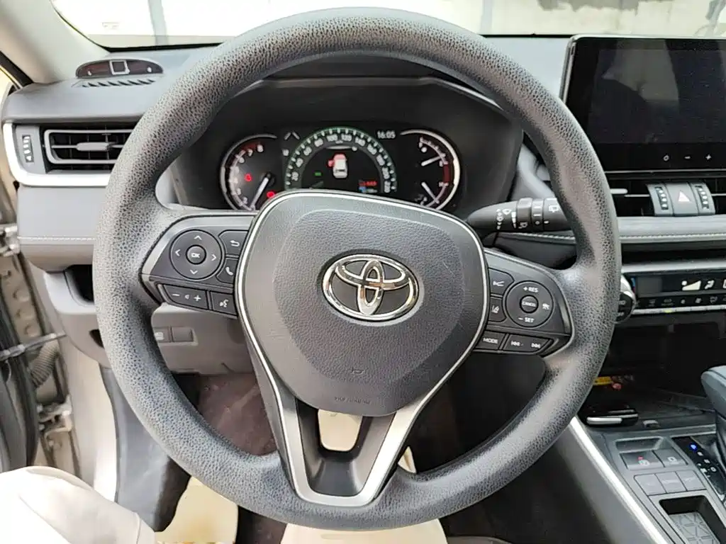 Toyota RAV4 2024 — фото 11