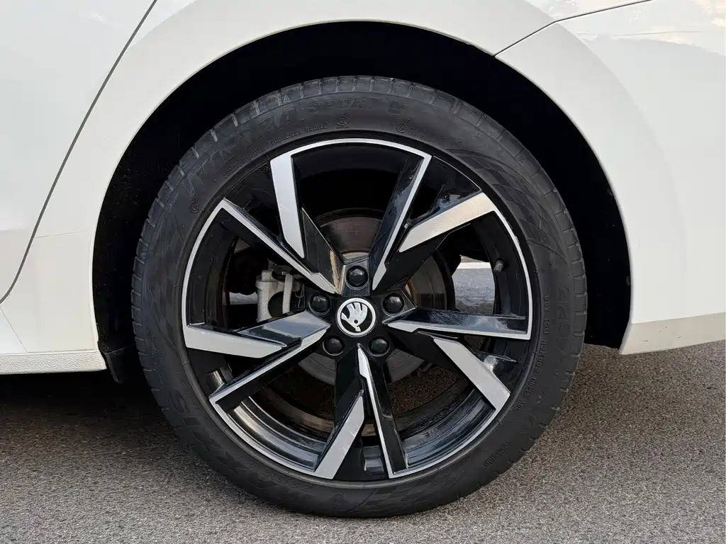 Skoda Octavia 2022 — фото 15