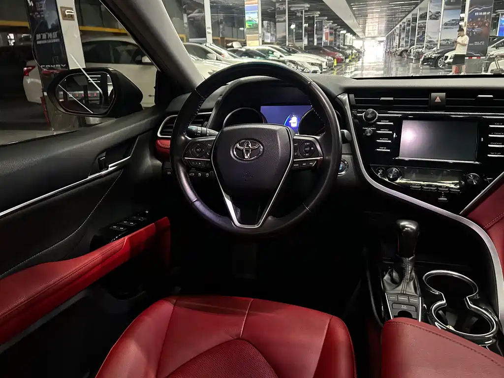 Toyota Camry 2018 — фото 13